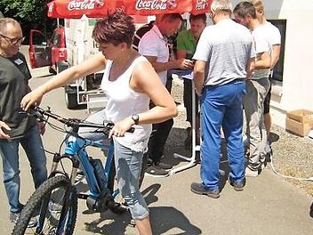 Melanie Prechtel schwingt sich aufs E-Bike. Foto: Bruno Preißinger