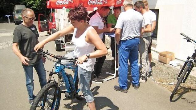 Melanie Prechtel schwingt sich aufs E-Bike. Foto: Bruno Preißinger