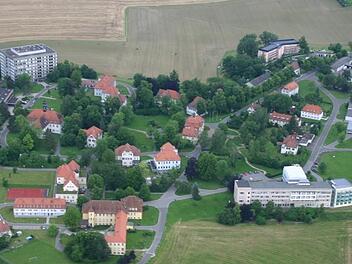 Das Haus 11 (rechts unten), in dem bisher die Orthopädie untergebracht war, soll nun in die Umbaupläne einbezogen werden. Dafür sollen die Pläne modifiziert werden. Foto: Matthias Einwag