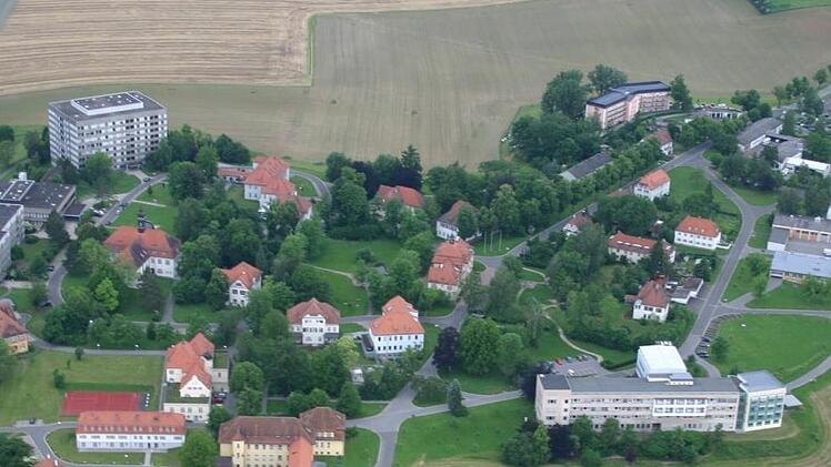 Das Haus 11 (rechts unten), in dem bisher die Orthopädie untergebracht war, soll nun in die Umbaupläne einbezogen werden. Dafür sollen die Pläne modifiziert werden. Foto: Matthias Einwag
