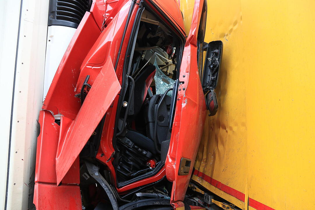A3 bei Schlüsselfeld: Zwei Personen bei Lkw-Crash eingeklemmt