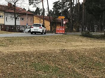 Am Dechsendorfer Kreisel geht es nicht weiter. So mancher Fahrer vertraute nicht den Schildern, wollte das selbst überprüfen. Foto: Michael Busch