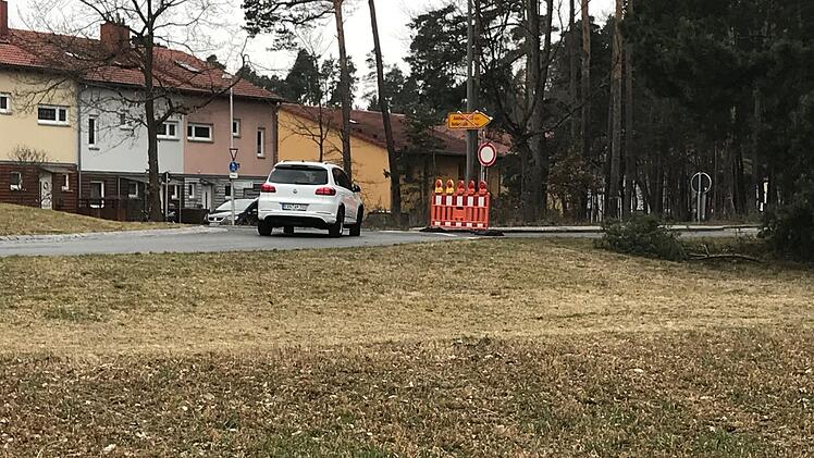Am Dechsendorfer Kreisel geht es nicht weiter. So mancher Fahrer vertraute nicht den Schildern, wollte das selbst überprüfen. Foto: Michael Busch