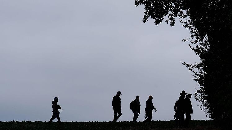 In kleinen Gruppen wanderten die Bogenschützen von Ziel zu Ziel. Gerd Schaar