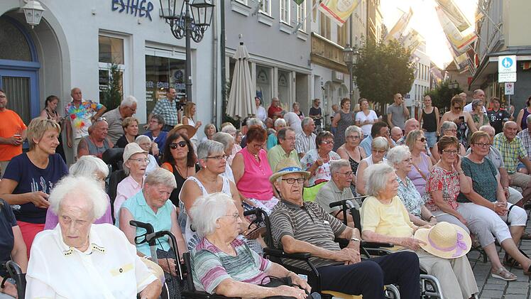 Die Stadtkapelle Kulmbach verzauberte Blasmusikfans mit ihren Weisen auf dem Kulmbacher Marktplatz.Sonny Adam