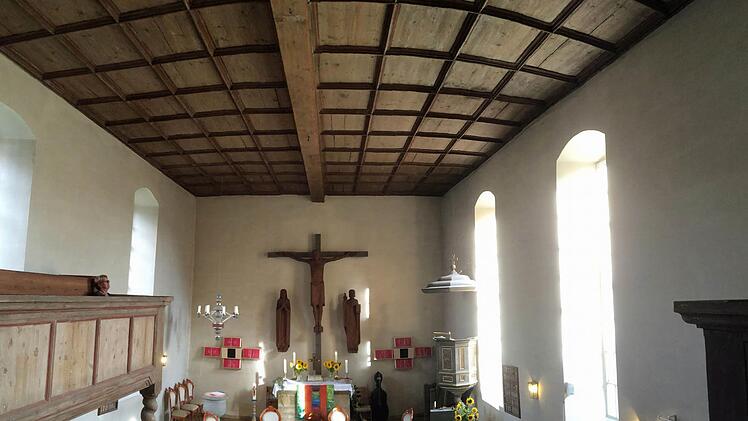 Die evangelische Pfarrkirche St. Pankratius in Schottenstein. Im Inneren bietet sie ein schlichtes Kirchenschiff, ausgestattet mit einer wohlklingenden Barockorgel. Foto: Jochen Berger