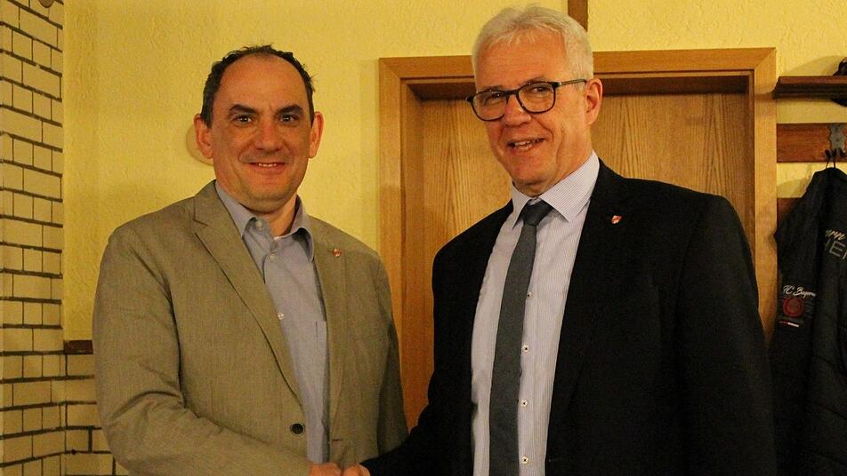 Einer von Günther Werners (rechts) ersten Gratulanten war Herausforderer Stephan Schneider, der für die SPD angetreten war. Foto: Teresa Hirschberg
