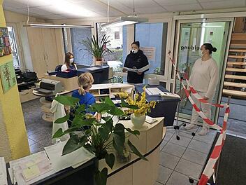 Fachärztin Dr. Martina Stauch (links stehend) und ihre Mitarbeiterinnen stehen im Ambulanten Zentrum für Hämatologie/Onkologie/Gerinnung in Kronach. Da Krebspatienten besonders gefährdet sind, herrschen verschärfte Hygienemaßnahmen. Barrieren sorgen für ausreichend Abstand zum Personal.  Foto: K.- H. Hofmann