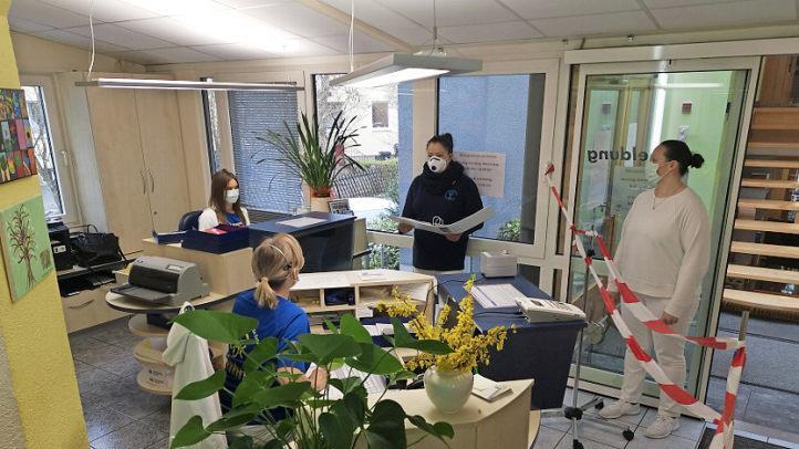 Fachärztin Dr. Martina Stauch (links stehend) und ihre Mitarbeiterinnen stehen im Ambulanten Zentrum für Hämatologie/Onkologie/Gerinnung in Kronach. Da Krebspatienten besonders gefährdet sind, herrschen verschärfte Hygienemaßnahmen. Barrieren sorgen für ausreichend Abstand zum Personal.  Foto: K.- H. Hofmann