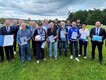 Die vom Bayerischen Fußballverband geehrten Mitglieder mit Rainer Lochmüller (links), TSV-Vorsitzendem Manuel Vorndran (Zweiter von links), Bürgermeister Daniel Wehner (Vierter von links) sowie dem stellvertretenden Landrat Gotthard Schlereth (rec...
