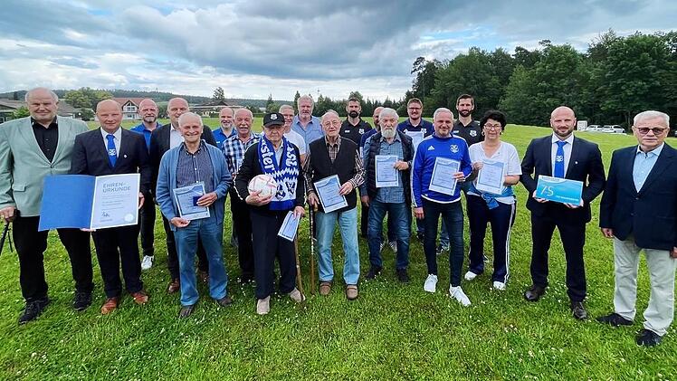 Die vom Bayerischen Fußballverband geehrten Mitglieder mit Rainer Lochmüller (links), TSV-Vorsitzendem Manuel Vorndran (Zweiter von links), Bürgermeister Daniel Wehner (Vierter von links) sowie dem stellvertretenden Landrat Gotthard Schlereth (rec...