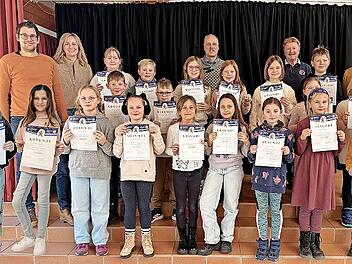 Auf dem Foto zu sehen sind (hinten von links) Stefan Mildenberger (Weisachtaler Blasmusik), Daniela Thauer (Rektorin), Hanni Kr&auml;mer, Milan M&uuml;nster, Felix Bloemen, Lenny Kulke, Charlotte Mathiasch, Bernhard Rippstein (Musikalische Leitung), Lia Wei...