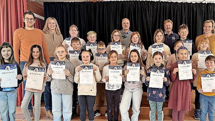 Auf dem Foto zu sehen sind (hinten von links) Stefan Mildenberger (Weisachtaler Blasmusik), Daniela Thauer (Rektorin), Hanni Kr&auml;mer, Milan M&uuml;nster, Felix Bloemen, Lenny Kulke, Charlotte Mathiasch, Bernhard Rippstein (Musikalische Leitung), Lia Wei...