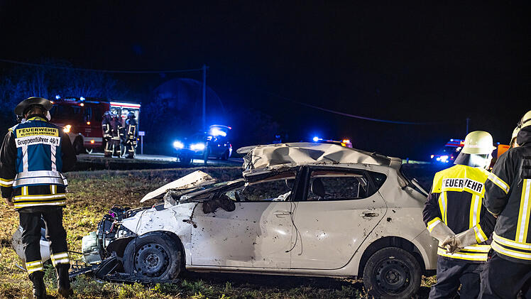 Auto kommt von Stra&szlig;e ab: Vier Verletzte im Kreis Lichtenfels