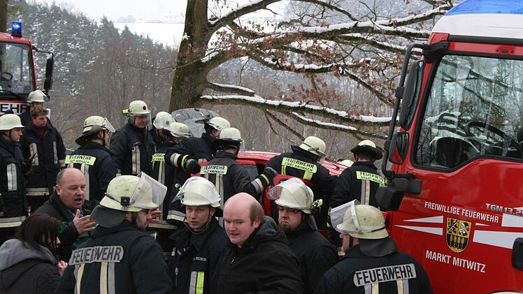 Die Feuerwehr beim Abschneiden des Kleinwagendachs