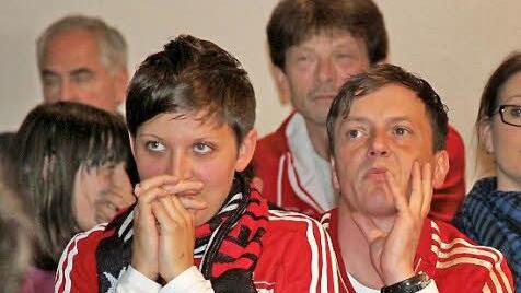 Mit Bangen verfolgen die Fans das Spiel.