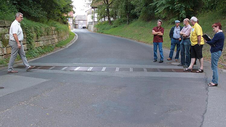 Der Bauausschuss sah sich in der Beckengasse um. Foto: Katharina Becht