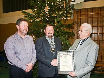 Viel zu verdanken hat der Sport-Angler-Club Petri Heil seinem Vorsitzenden Bernhard Braun (Mitte). Ihm verlieh der Verein - vertreten durch stellvertretenden Vorsitzenden Michael Jeßberger (l.) und Kassier Ernst Rudolf - die Ehrenmitgliedschaft.  Foto: Stefan Geiger