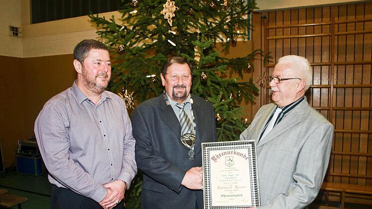 Viel zu verdanken hat der Sport-Angler-Club Petri Heil seinem Vorsitzenden Bernhard Braun (Mitte). Ihm verlieh der Verein - vertreten durch stellvertretenden Vorsitzenden Michael Jeßberger (l.) und Kassier Ernst Rudolf - die Ehrenmitgliedschaft.  Foto: Stefan Geiger