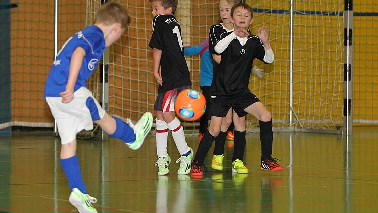 Spielszene vom Hallenturnier der F-Junioren in Kronach.  Foto: Heinric Weiß