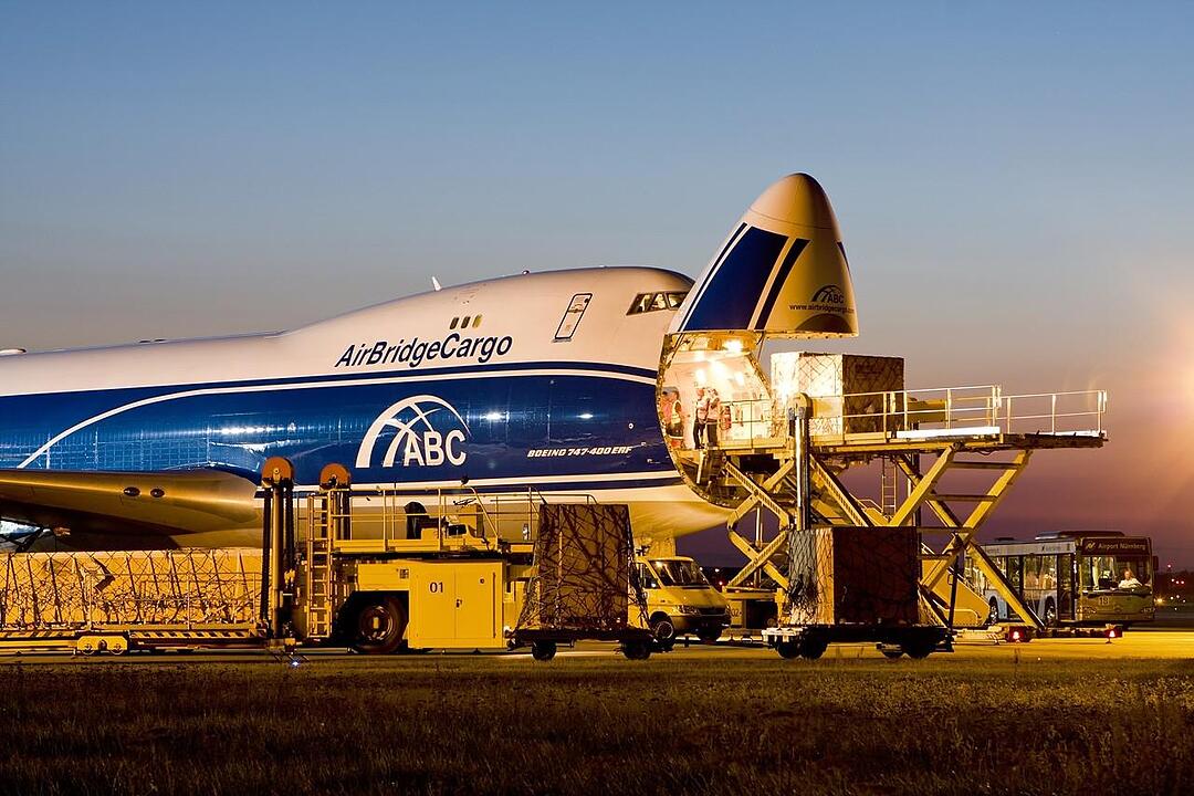 Werkstätten / Cargo: Weil es im Schadensfall schnell gehen muss, wird die  am Flughafen Nürnberg eingesetzte Technik vor Ort gewartet und repariert. Dazu werden Werkstätten vorgehalten, in denen Schlosser, Elektriker und Schreiner arbeiten (links). Wenn die Fracht schnell befördert werden muss, bleibt nur das Flugzeug, Rund 100 000 Tonnen Fracht werden in Nürnberg umgeschlagen