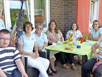 Kiwanis-Präsidentin Rosi Müller (Zweite von rechts) und ihre Kiwanis-Freundinnen Ute Salzwedel, Barbara Wohlfahrt, Annette Gebhard, Anja Gimpel-Henning und Doris Rötche überbringen Marcel und seiner Mutter Carolin die erfreuliche Nachricht.  Foto: Dieter Hübner