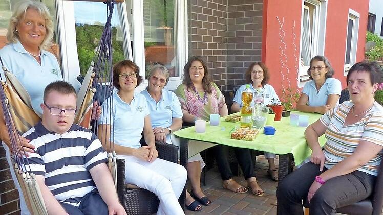 Kiwanis-Präsidentin Rosi Müller (Zweite von rechts) und ihre Kiwanis-Freundinnen Ute Salzwedel, Barbara Wohlfahrt, Annette Gebhard, Anja Gimpel-Henning und Doris Rötche überbringen Marcel und seiner Mutter Carolin die erfreuliche Nachricht.  Foto: Dieter Hübner