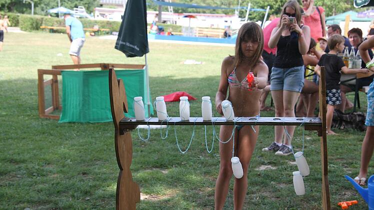 Melina Balzer schoss mit der Spritzpistole Joghurtbecher ab. Foto: Sonja Adam
