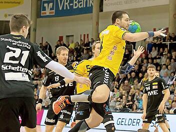 Jiri Vitek konnte sich selten so wie hier gegen die Essener Deckung durchsetzen. Dennoch hate der HSC 2000 Coburg am Ende klar die Nase vorn. Fotos: Albert Höchstädter