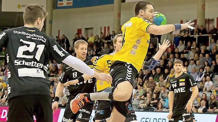 Jiri Vitek konnte sich selten so wie hier gegen die Essener Deckung durchsetzen. Dennoch hate der HSC 2000 Coburg am Ende klar die Nase vorn. Fotos: Albert Höchstädter