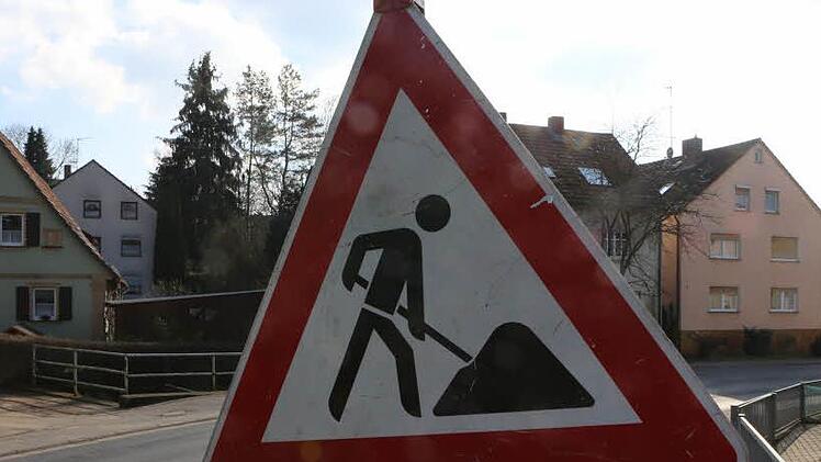 Straßgiech ist weiterhin gesperrt, nun wird durch eine weitere Baumaßnahme des Staatlichen Bauamts Bamberg der Weg über den A70-Anschluss bei Scheßlitz  zusätzlich abgeschnitten. Foto Ronald Rinklef/Archiv