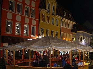 Etliche Aktion laufen momentan am Pavillon auf dem Marktplatz von Bad Brückenau. In vielen Fällen wird der Reinerlös für gemeinnützige Zwecke gespendet.  Gerd Kirchner