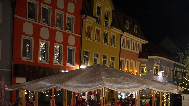 Etliche Aktion laufen momentan am Pavillon auf dem Marktplatz von Bad Brückenau. In vielen Fällen wird der Reinerlös für gemeinnützige Zwecke gespendet.  Gerd Kirchner