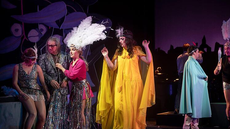 Turbulent und unterhaltsam: Szene aus Eduard Künnekes Operette "Der Vetter aus Dingsda" am Landestheater Coburg.Foto: Sebastian Buff