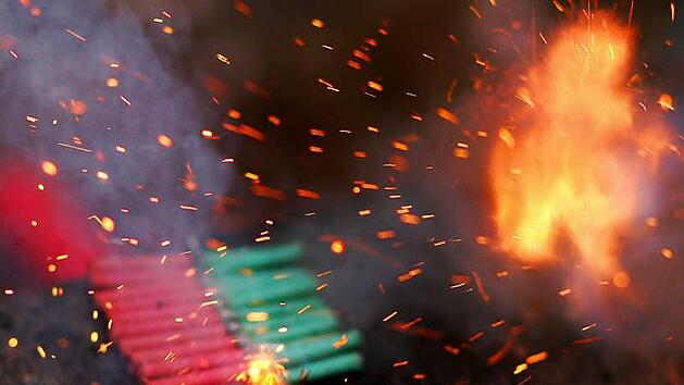 In W&uuml;rzburg am Haugerring wurden drei Personen leicht verletzt, nachdem eine Frau aus einem Hotelfenster B&ouml;ller auf die Gruppe geworfen hatte. Symbolfoto: Michael Hanschke/dpa/lbn