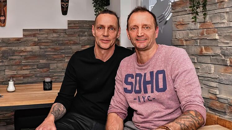 Achim und Hannes Hubmann (v.l.) verabschieden sich vom Rockkeller.