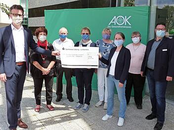 Symbolische Scheckübergabe (von links): Christian Grebner, Regine Ruckdeschel, Ernst Franke, Sabine Feuerbach-Heim, Birgit Rauscher, Sabine Dörenkamp-Steiner, Carol Jakob, Uwe Leidinger Foto: Stephan Preisz