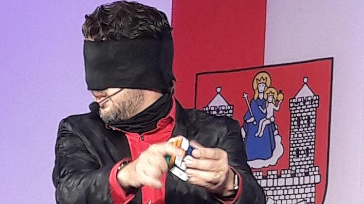Den Zauberwürfel hat Christoph Kuch blind in zwei Minuten farblich sortiert.  Foto: Hartmut Hessel