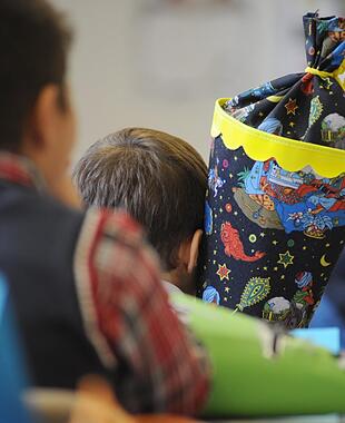 Aller Anfang ist schwer, gerade der Schulanfang. Doch Eltern k&ouml;nnen einige Dinge beachten, damit der Start ins neue Schuljahr gut anl&auml;uft. Foto: Armin Weigel/dpa