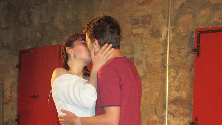 Happy End für zwei Liebende. Evchen ( Angelique Walter) und Ruprecht (Felix Förster) gehen sie, die alten Zöpfe hinter sich lassend,, gemeinsam in eine neue Welt.      Foto: Winfried Ehling