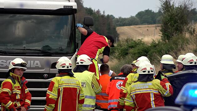 Medizinischer Notfall? Lkw-Fahrer stirbt auf A93