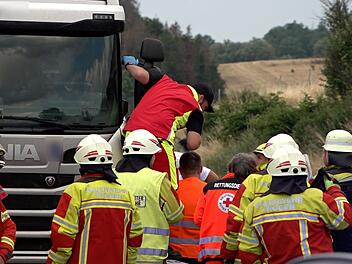 Medizinischer Notfall? Lkw-Fahrer stirbt auf A93