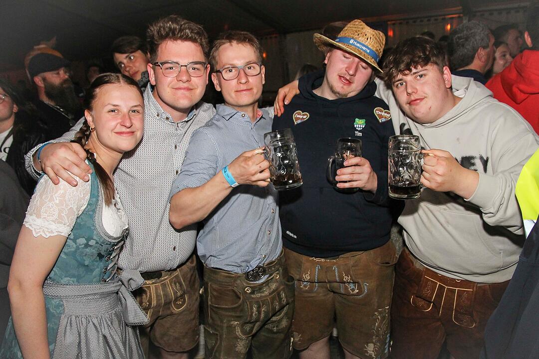Dirndl vs. Lederhosen