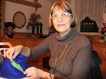 Christa Haagen mit einer ihrer Kreationen. Foto: Simone Bastian