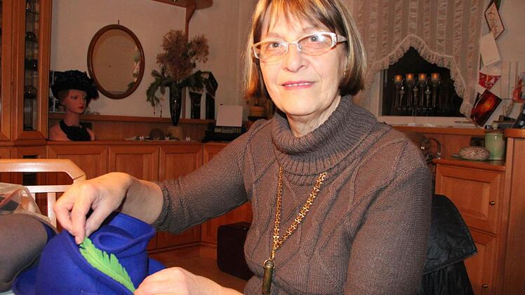 Christa Haagen mit einer ihrer Kreationen. Foto: Simone Bastian