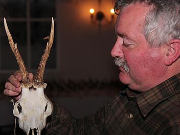 Jäger Otmar Bayer berichtet bei der Trophäenschau in Sulzthal von seinem Rehbock-Abschuss. Fotos: Gerd Schaar