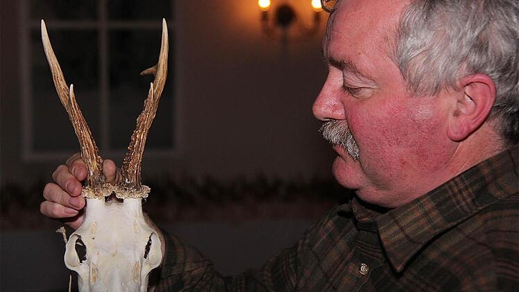 Jäger Otmar Bayer berichtet bei der Trophäenschau in Sulzthal von seinem Rehbock-Abschuss. Fotos: Gerd Schaar