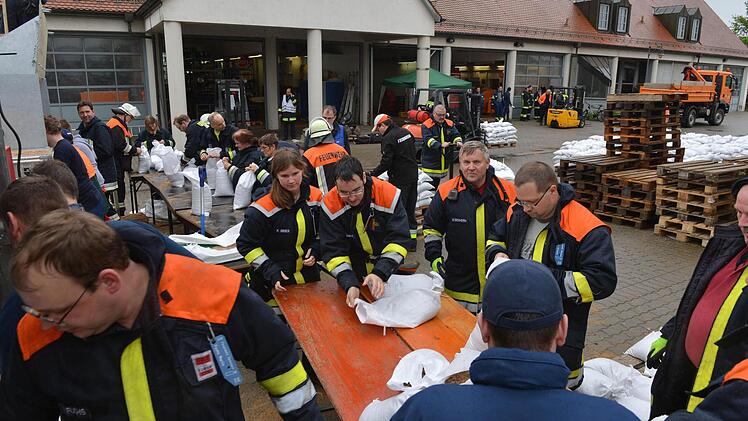 Bewährt hat sich die 2011 angeschaffte Sandsack-Abfüllanlage in Hallstadt. Am Freitag herrschte dort im Bauhof Hochbetrieb. 7000 Säcke wurden abgefüllt und dann an neuralgischen Punkten verteilt.