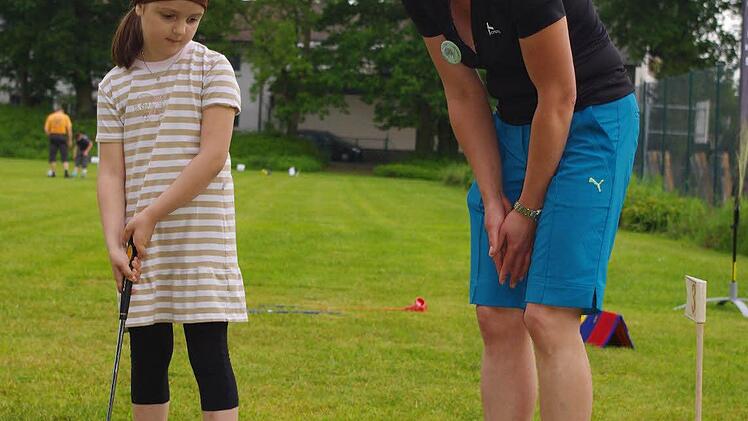 Früh übt sich: Alina beim Schnuppergolf.   Fotos: Heike Schülein