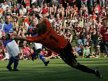 Sein größtes Spiel: Torwart Tobias Bauerschmidt entschärfte noch im SSV-Trikot Keeper gegen den 1. FC Nürnberg einen Schuss von Alexander Esswein (rechts). Mit im Bild André Haack (jetzt VfB Kulmbach) und Daniel Grasgruber vom SSV Kasendorf. Foto: Herbert Georgius